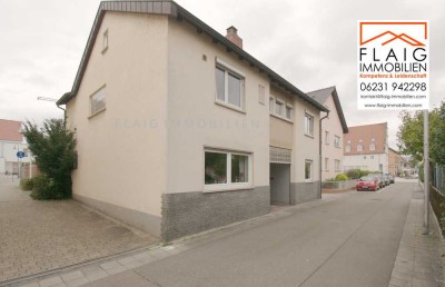 Einfamilienhaus mit Garage und Nebengebäuden – für Praxis, Büro, Wohnung in Mutterstadt