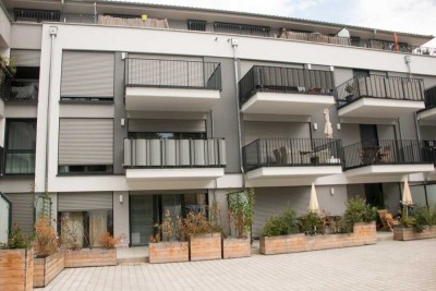 Neubau: zentral gelegene, hochwertige 2-Zimmer-Wohnung mit EBK, Dusche, Balkon und TG-Stellplatz