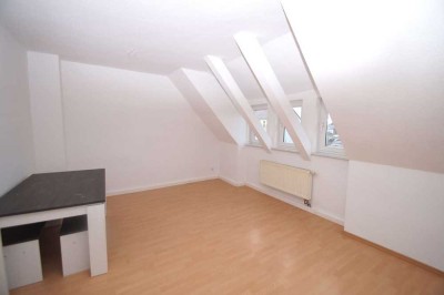 2-Zimmer-Wohnung im Dachgeschoß mit separater Küche und Dusche, renoviert, ab sofort