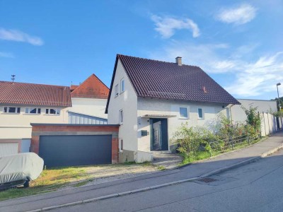 modernisiertes freistehendes Einfamilienhaus mit schönem Garten und Doppelgarage