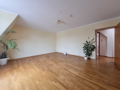 Bezugsfrei! Lichtdurchflutete Dachgeschosswohnung! Altbau, Balkon, zentral Borsigwalde!