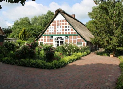 Im Garten der Träume - romantisches Landhaus mit Bootssteg und Motorboot direkt am Hadelner Kanal