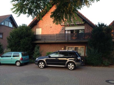 Helle Erdgeschoßwohnung mit Balkon