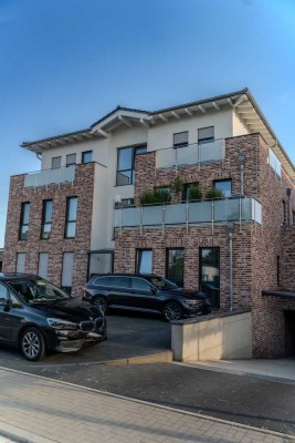 Moderne Neubau Wohnung im 2 Obergeschoss, Balkon