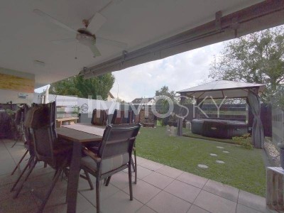 Gartenwohnung mit Whirlpool  Stil trifft Entspannung