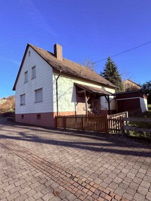 Freistehendes Einfamilienhaus mit großem Grundstück und Ausbaupotenzial in Bottenbach