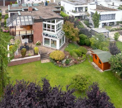 Stilvolles, großzügiges Landhaus für zwei Generationen 
mit atemberaubendem Garten und Ausblick