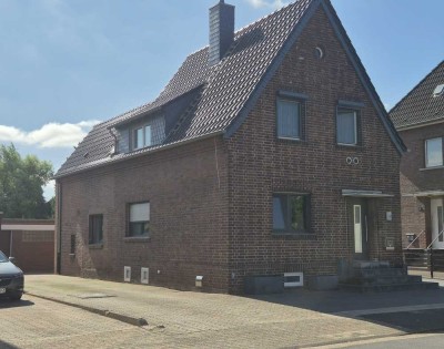 Freistehendes EFH mit großem Garten, Terrasse, Garagen und Stellplätzen in Neukirchen-Vluyn