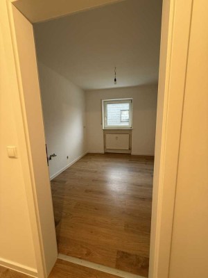 Erstbezug nach Sanierung mit Balkon: Ansprechende 3-Zimmer-DG-Wohnung mit geh. Innenausstattung