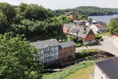 Kernsanierte Obergeschosswohnung in der historischen Gremsmühle an der Schwentine mit 2 Balkonen