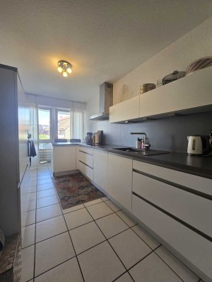 Teil­möblierte 2-Zimmer Wohnung mit moderner EBK, Balkon, Stellplatz & Keller in bester Lage!