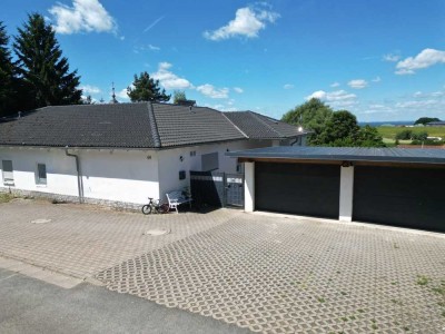 Großzügiger moderner Bungalow in ländlicher Lage, mit Doppelgarage, kleinem Außenpool und Garten!