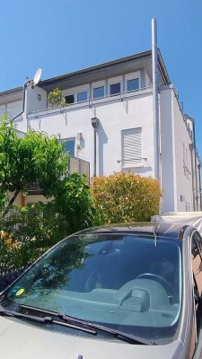 Reiheneckhaus mit kleinem Garten, Terrasse, einem Balkon, einer Dachterasse und einem Stellplatz