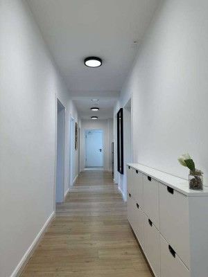 Vollmöblierte 6 Zi.-Wohnung mit 2 Bädern. WG-geeignet !!!
