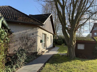 Zentral gelegener, solider Bungalow mit schönem Garten und Ausbaupotential. Provisionsfrei!
