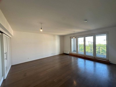 Großzügige Dachgeschoß-Maisonette mit Fernblick, 2 Loggias, Balkon und Sauna - Nähe U-Bahn U4.