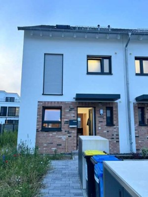 PIONEER PARK HANAU: Neuwertiges Haus mit 6-Zimmer, Möblierung, Terrasse, Garten und 1 Stellplatz!