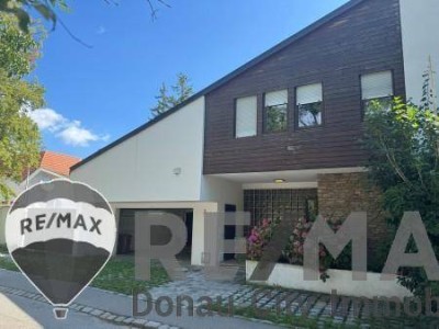 "Einfamilienhaus mit 1110m² Grund mitten im Ort!"