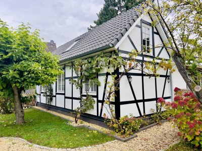 Charmantes Fachwerkhaus mit Traumgarten in Nußbaum – ideal für Paare