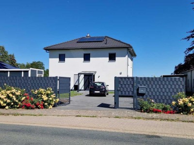 Neuwertige top moderne Stadtvilla Feldrandlage