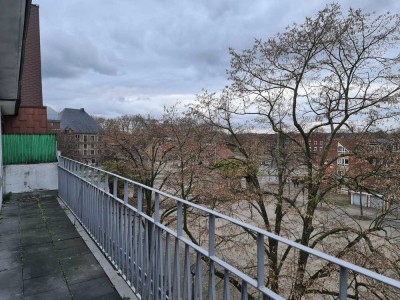 Attraktive und vollständig renovierte 2-Zimmer-DG-Wohnung am Schloß Horst