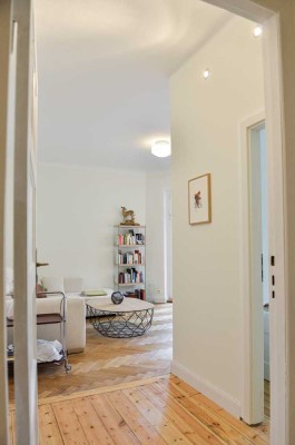 Licht-durchflutete möblierte Altbauwohnung mit Arbeits-/Gästezimmer auf Zeit (Ideal für 2 Personen)