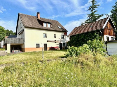 Älteres Wohnhaus auf großem Grundstück