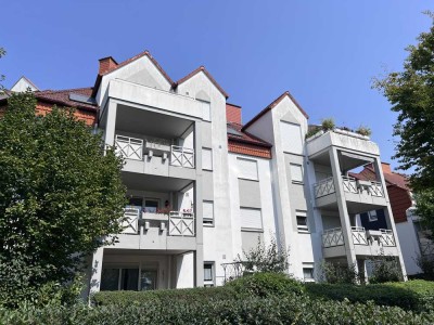 *Hattersheim* Großzügig geschnittene 2-Zi-Wohnung mit Balkon, EBK, Kamin und TG-Stellplatz!