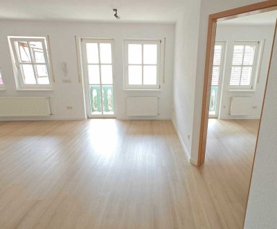 Lichtdurchflutete 2-Zimmer-Wohnung mit Balkon in Offenbach bei Landau
