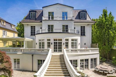 Klassische Eleganz im noblen Herzogpark: Villendomizil über 725 m² mit Lift, Spa/Gym und Tiefgarage