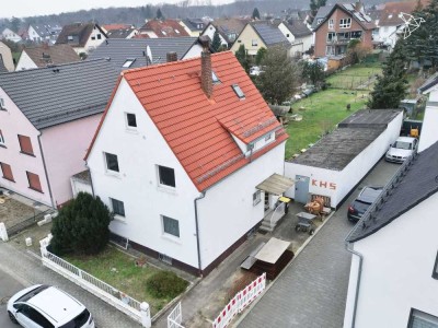 ENTWICKLUNGSPOTENTIAL � Sanierungsbedürftiges Mehrfamilienhaus mit Baugrundstück in Raunheim!