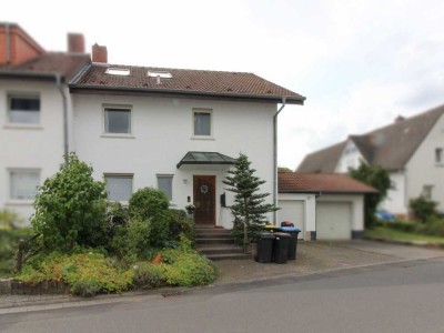 Wohnen mit Blick auf die Liobakirche: Doppelhaushälfte mit Garage in Petersberg