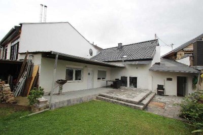 Liebevoll saniertes Einfamilienhaus großes Wohnzimmer im Anbau Terrasse Garten Innenhof neues