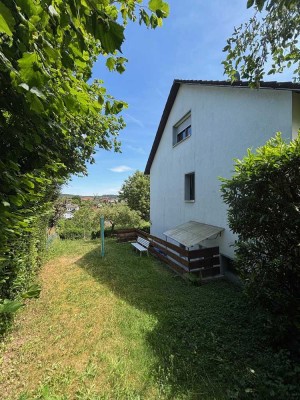 2 Fam.-Hs. mit vermieteter ELW -210 m² + 3 Garagen in ruhiger Grünlage SWA-Hettenhain € 398.000,-