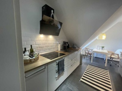 Vollständig renovierte Dachgeschosswohnung mit drei Zimmern, EBK, Balkon