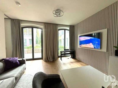 Riesige Fenster wie Gemälde, im grünen Hinterhof und mitten im Herzen des Prenzlauer Bergs!