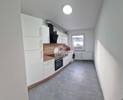 Erstbezug . Neu Renovierte, neu möblierte  3 Zimmer Wohnung, WG geeignet