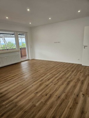 Erstbezug nach Sanierung/ Balkon+ Garten+ EBK: Freundliche 3-Zimmer-Wohnung im 1. OG
