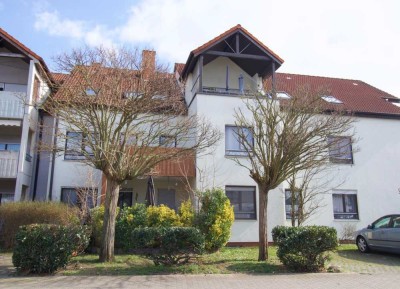 Attraktive 2-Zimmer-Wohnung mit Balkon & 2 Stellplätzen in zentraler, ruhiger Lage (Erbpacht)
