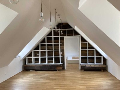 Provisionsfreie helle Dachgeschoss-Wohnung mit 48 m² in Regensburgs Innenstadt