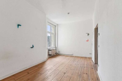 Create your Mitte-Home: unsaniertes Apartment im modernisierten Altbau-Ensemble.