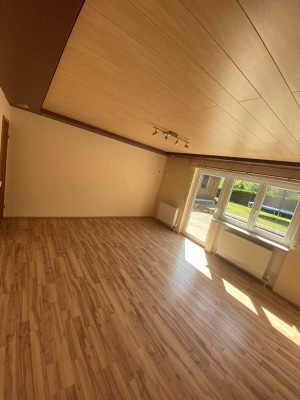 Modernisierte Terrassenwohnung mit 2,5 Zimmern sowie Terrasse und EBK in Nagold/Pfrondorf
