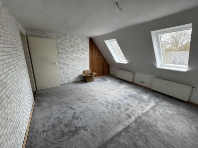 5- Zimmer-Dachgeschoßwohnung mit Vollbad mit Fenster, Teppich und Einbauküche mögl.