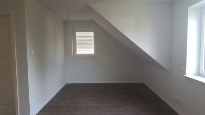 Geschmackvolle Wohnung mit drei Zimmern, Einbauküche und Stellplatz in 2-Familienhaus in Schenefeld