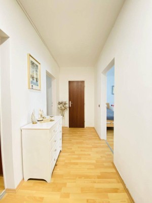 Neubau lichtdurchflutete 3-Zimmer mit 9 m2 Loggia und GARAGE zum kaufen!