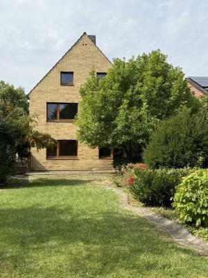 Freistehendes Zwei- bis Dreifamilienhaus mit großem Garten in Aachen-Brand