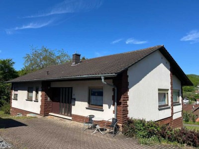 BERGWEILER : BUNGALOW mit POTENTIAL in SACKGASSE mit FERNBLICK !
