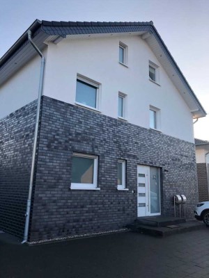 Etagenwohnung mit zusätzlichem Dachgeschoss-Zimmer und separatem Zugang – insgesamt ca. 170 m²
