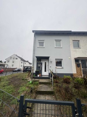 Eckreihenhaus mit Carport, Klimaanlage und Kamin – Charmantes Zuhause mit modernen Akzenten