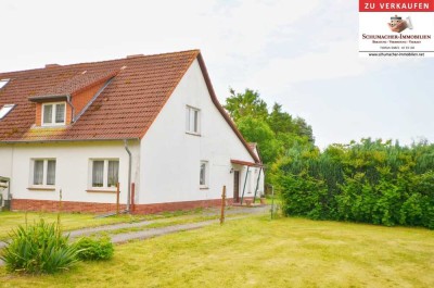 Doppelhaushälfte mit Potenzial und großem Grundstück!